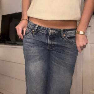 Säljer dessa superfina lågmidjade raka jeansen från weekday som heter arrow i modellen och i storlek 28/34. Är 170 lång och har oftast storlek S/M i jeans och dessa passar mig perfekt! Hör av dig för fler frågor eller bilder!❤️🙏