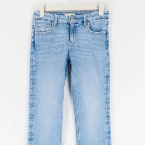 Bootcut Jeans  - Säljer mina fina Bootcut jeans från Gina Young. Storlek 158 Tall och passar mig i som är 166 cm. Använda enstaka gång och är i fint skick💓💓 Nypris 299 kr, men är helt slutsålda på hemsidan 💞