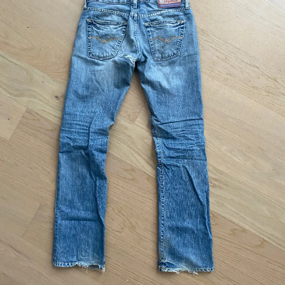 Så snygga low waist Replay jeans. Jag säljer på grund av att de tyvärr har blivit för små på mig. De har en lagning på bakre ben då de fick ett hål där, men inget man tänker på när jeansen sitter på. ☀️❤️. Jeans & Byxor.