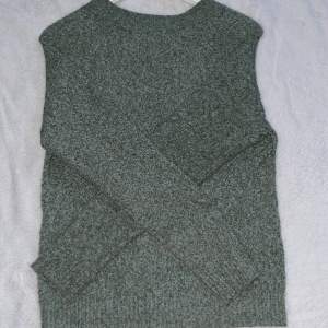 En jättefin stickad tröja från VERO MODA som inte kommer till användning. Tröjan är i nyskick och har inte defekter på något sätt.