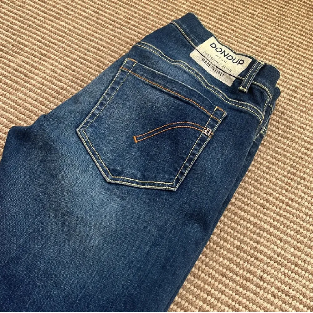 Tja ! Säljer nu dessa Dondup jeans!! Köpta för 3699kr men säljs endast för 799 Storlek 34  Skicket på dessa är 9/10  Vid fler frågor eller funderingar är det bara att skriva ✅. Jeans & Byxor.