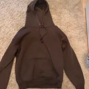 Brun hoodie från bik bok, finns små noppror efter tvätt men de syns knappt och tröjan är använd fåtal gånger🤎