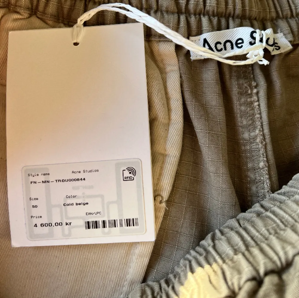 Ett par HELT nya cargobyxor från Acne Studios. Köpta på rea för 2700, ångrade mig men var inte öppet köp. Dom är riktigt feta och kommer vara perfekt till våren. Det finns kvitto. Om du undrar något mer är det bara att fråga på. Pris kan diskuteras:). Jeans & Byxor.