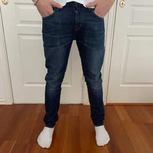 Blå tiger of Sweden jeans i okej skick! (Lagade på ett ställe)  Storlek 29w 32L Nypris 1499kr Hör av dig för fler frågor eller funderingar! 