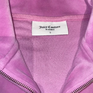 juicy tröja  - Rosa tröja utan luva. Jätte skön, köpte för 700 säljer för 300