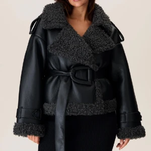 SÖKER ADOORE MANCHESTER CROPPED JACKET - Söker Adoores jacka funkar med storlek s eller m