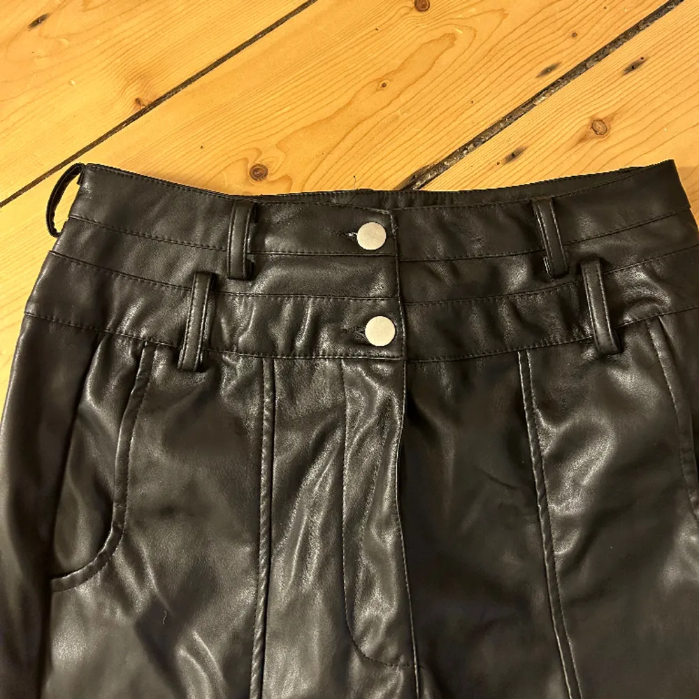 Svarta skinnbyxor från Pretty little thing som är raka i modellen. Aldeig använda, prislapp finns kvar. Köptes för cirka 270 kronor. Säljer för 80kr. Jeans & Byxor.