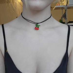 Halsband med körsbärs hänge, gjort av glas, läderrem❤️‍🔥😺
