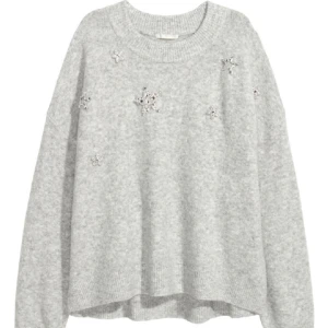 Stickad tröja med pärlbroderi  - Säljer denna tröja med glittriga broderier på från H&M🩶tecken på användning men inga slitage 