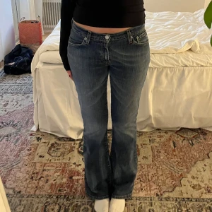 Lågmidjade Levi’s jeans  - Vintage Levis jeans i modell 529 i storlek W26 L32  Mått: Midja: 35cm Total längd: 98cm Innerben: 77cm Bredd nertill: 23cm  Modellen är 164cm