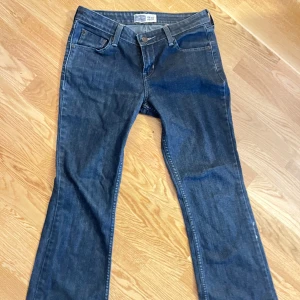 Lågmidjade Levis jeans  - Säljer dessa mörkblå vintage Levis jeans pga att de är för stora för mig. Storleken saknas men jag skulle säga 38/M eller en större S❤️