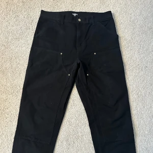 Carhartt double knee - Carhartt double knee, nyskick använda 1-2 gånger (Nypris: 1399). Storlek 33/34