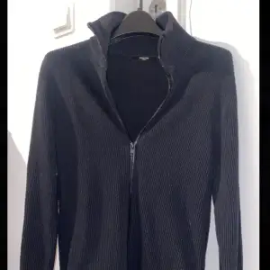 Helt ny cardigan från Jack and Jones. Aldrig använd. Svart och ribbad, säljes endast då den blivit för liten. Storlek M. Nypris 700 säljer för 400. Som sagt riktigt snygg och aldrig använd!