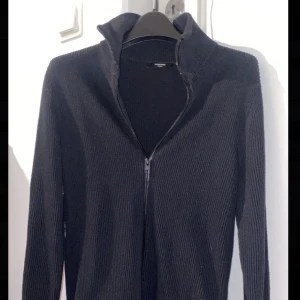Fin cardigan - Helt ny cardigan från Jack and Jones. Aldrig använd. Svart och ribbad, säljes endast då den blivit för liten. Storlek M. Nypris 700 säljer för 400. Som sagt riktigt snygg och aldrig använd!