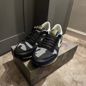 Valentino rockrunner  - Säljer dessa snygga valentino rockrunner i stl 43. Skorna är aldrig använda, tillkommer box och tillbehör. Nypris: 7700kr. 