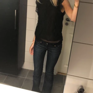 Lågmidjade jeans från hm - Säljer dessa jättesnygga lågmidjade jeans från hm då do tyvärr inte passar mig längre!💗midjemått: ca 72cm, innerbenslängden: ca 83cm☺️och jag är 170🙌🏻skriv för fler bilder och detaljer🙌🏻frakten tillkommer och priset går att diskutera