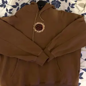 Säljer min sweet sktbs hoodie då jag inte har haft användning till den så mycket. Köpt för cirka två år sen men har hängt i garderoben väldigt länge då jag inte gillade färgen och storleken, därav priset. Väldigt bra skick.
