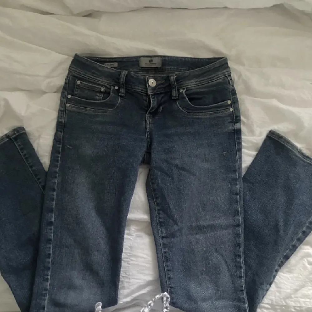säljer mina supersnygga Ltb jeans då de är för stora i midjan, jättefint nyskick💞🙌🏼 nypris 800. Jeans & Byxor.