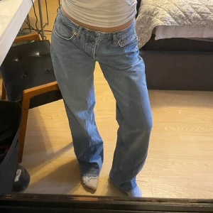 Lowwaist jeans  - Hej säljer ett par fina lowwaist jenas från lager 157. Användna fåtalgånger. Jag är 160cm🩷 