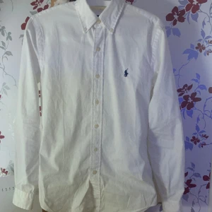Ralphlauren skjorta - Hej, säljer en ralphlauren skjorta i nyskick tröjan har inga defekter och passar dig från 170-180. Finns qr Scan som bevisar på att den är äkta(bild 3)! Allt gott Joel