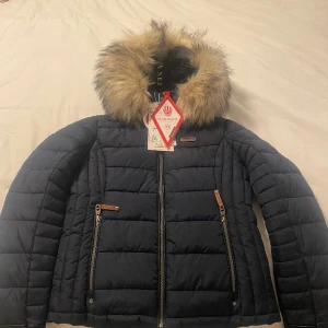 Marikoo ljusblå jacka  - Storlek XS, helt ny säljs för 900kr.  Kommer tyvärr inte till användning då jackan är för lite för mig. Jackan är i mörkblå. Kan även skickas frakten ligger mellan 80-118kr  ( 1kg -80kr och 2kg - 118kr) jackan väger ca 1,7kg 