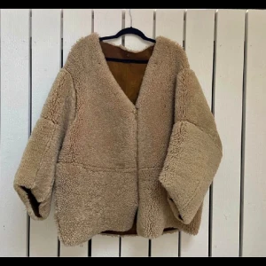 Acne fårskinnsjacka - Pga av för många jackor i garderoben säljer jag nu denna underbara oversize fårskinnsjackan från Acne. Köpte den begagnad på marketplace för nåt år sedan, tyvärrhar acne-lappen fallit av och jag har varken påse eller kvitto kvar. Därav det låga pris