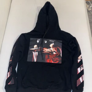 Off white hoodie - Säljer min tröja pga att den blivit för liten på mig, jätte fin tröja med ganska bra material! Slå en pling vid intresse