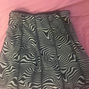 Kjol med en väldigt cool och fin design - En väldigt vacker kjol med cool design som är i storlek XS. Väldigt bra för sommaren pågrund av den tunna men inte genomskinliga. Orginal pris var 130 med rabbat.