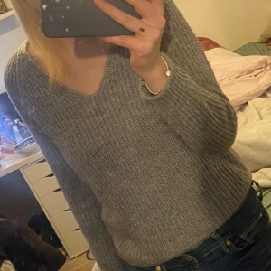 Grå stickad tröja  - En grå stickad tröja. Har ganska många liknande så tänkte sälja en av de.🩷 passar mig som är strl s och 174. Skriv gärna vid funderingar.☺️