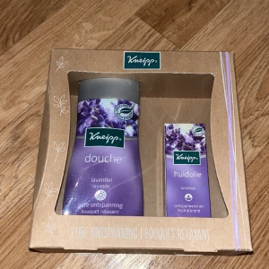 Tvål & luktolja  - oanvänd kroppstvål och luktolja luktar lavendel!!  Säljes för 100kr båda två. Säljes pga använder den inte alls