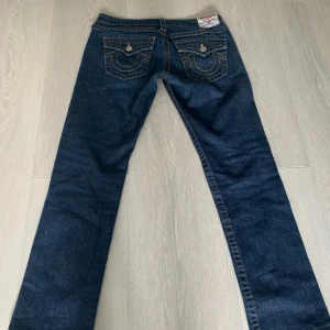 Lågmidjade true religion jeans - Lågmidjade straight true religion jeans i modellen billy som jag köpte har på plick som tyvärr inte passade. Mått: midja 39cm, ytterbenslängd 96cm, innerbenslängd 76cm💕