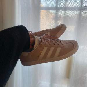 Intressekoll på dessa adidas sneakersarna. Är öppen för byten. Köpta second hand men aldrig använda av mig. Några små defekter, fråga så kan jag skicka närmare bild på de.