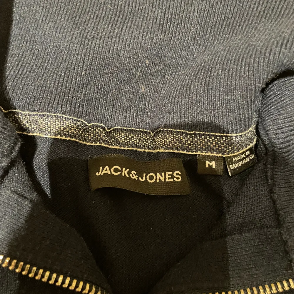 Hej nu säljer jag min Jack and Jones halv zip. Den är snygg och passar perfekt med en skjorta. Skick 9/10. Skriv gärna om du har frågor eller prisförslag!. Hoodies.