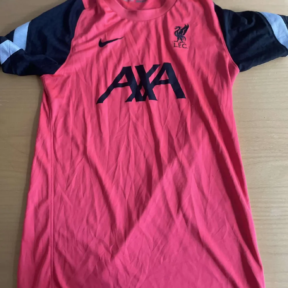 En jättefräsch Liverpool tröja passar perfekt till sommarn den är köpt från Nike har haft tröjan i lite mindre än en månad.nypris 800kr . T-shirts.