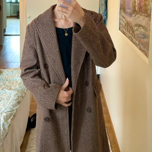 Brun kappa - Brun fin kappa med ljust mönster. Fodrar inuti, Ullblandning. Ej använd