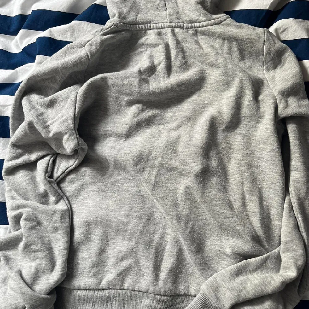 Very soft fabric It is originally from H&M and nearly worn💞 Size XS/S For questions dm me,have a lovely day💌. Hoodies.