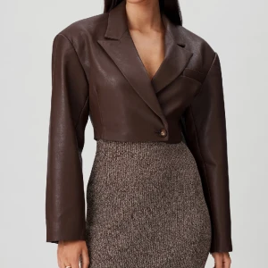 Adoore blazer - Helt ny oanvänd med prislappar kvar. Nypris 1595kr Storlek 36.  Frakt ingår i priset 