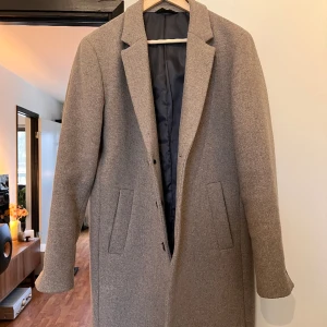 Rock - Beige klassisk rock för herr, i väldigt fint skick & bra kvalite. Inga anmärkningar. Nypris 1399kr. 