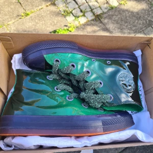 Coverse x JW Anderson - Converse x JW Anderson toy collection Använda en gång och mycket sällsynta  Strlk 43 men passar 44 Vid snabb affär kan priset gå ner 