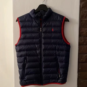 Väst polo ralph lauren - Polo väst i fint skick, använd fåtal gånger 10/10 i skick, pris kan diskuteras 