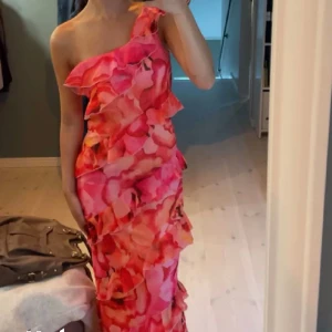 Balklänning  - Balklänning, storlek S men passar xxs-s💞