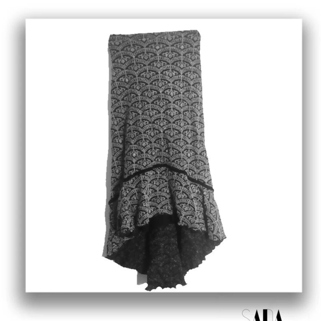 Svart kjol, vitt mönster