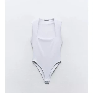 Vit body  - Snygg body från Zara, endast använd en gång✨