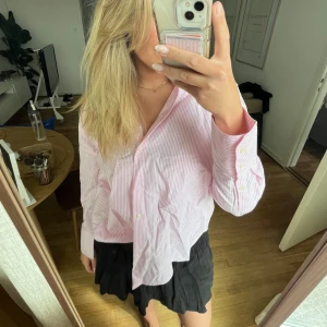 Rosa och vit randig skjorta - Rosa skjorta från zara, i bra skick 