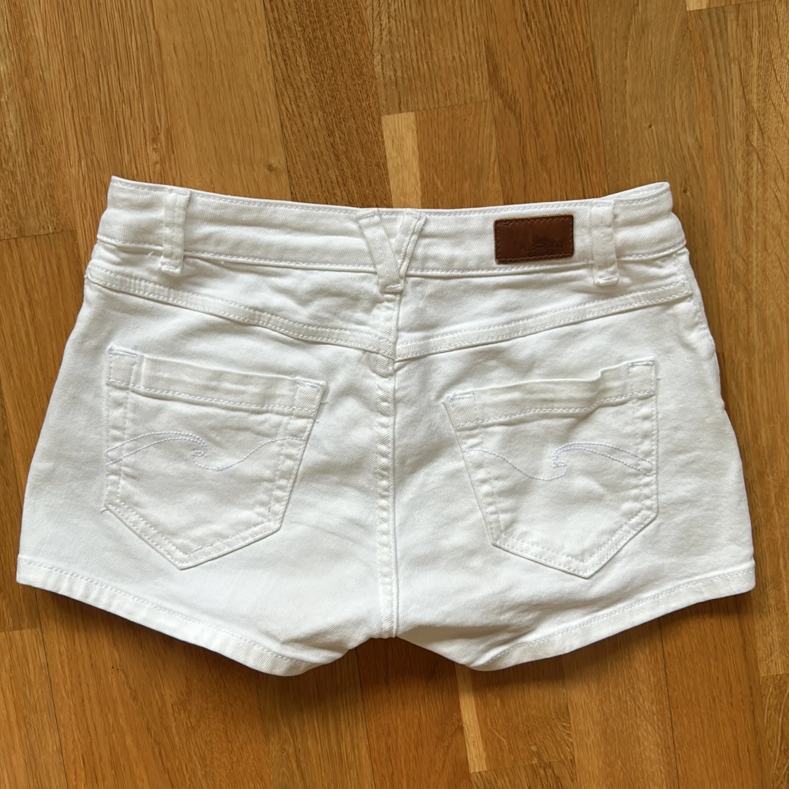 Lowwaist vita shorts från Subdued - 1