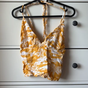 Gul och vit blommig topp från Tally Weijl - Perfekt för varma dagar!