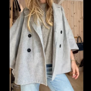 Kappa från Dagmar  - SUPER snygg!! En av mina favoriter!! I SUPER bra kvalitet från Dagmar. Kostar runt 3000 ny❤️