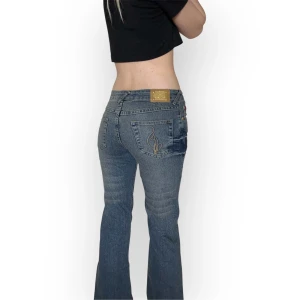Baby Phat bootcut jeans - Jag säljer dessa BabyPhat jeansen i storleken 5  vilket passar en S, skriv till mig för mått eller övriga frågor💕