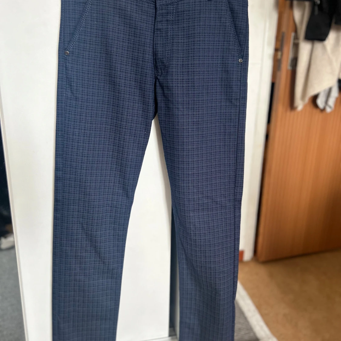 Mörkblå rutiga byxor från Hawli's JNS