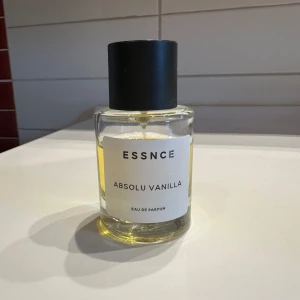 ESSNCE Absolu Vanilla Eau de Parfum - Parfym från essnce som heter Absolu Vanilla och är en Eau de Parfum som är inspirerad av kayali vanilla 28. Köptes för 360kr